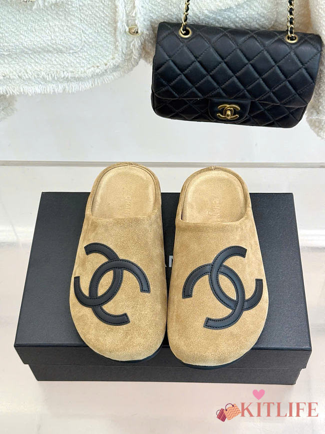 Kitlife Chanel Classic Large Double-C Closed-toe Birkenstock-style Mules Beige Suede - 1