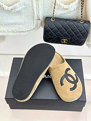 Kitlife Chanel Classic Large Double-C Closed-toe Birkenstock-style Mules Beige Suede - 4