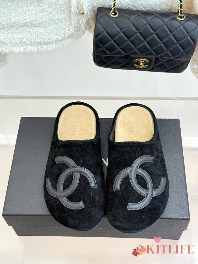 Kitlife Chanel Classic Large Double-C Closed-toe Birkenstock-style Mules Black Suede - 1