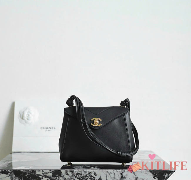 Kitlife Chanel Mini V-Flap Hobo Bag Black 16x22x7.8cm - 1