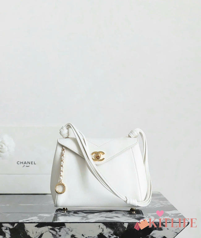 Kitlife Chanel Mini V-Flap Hobo Bag White 16x22x7.8cm - 1