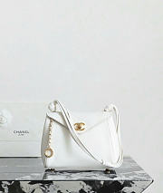 Kitlife Chanel Mini V-Flap Hobo Bag White 16x22x7.8cm - 1