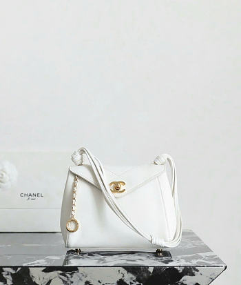 Kitlife Chanel Mini V-Flap Hobo Bag White 16x22x7.8cm
