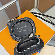 Kitlife Louis Vuitton Tune Key Holder and Bag Charm Black Leather 8×6.5×3.5cm  - 2