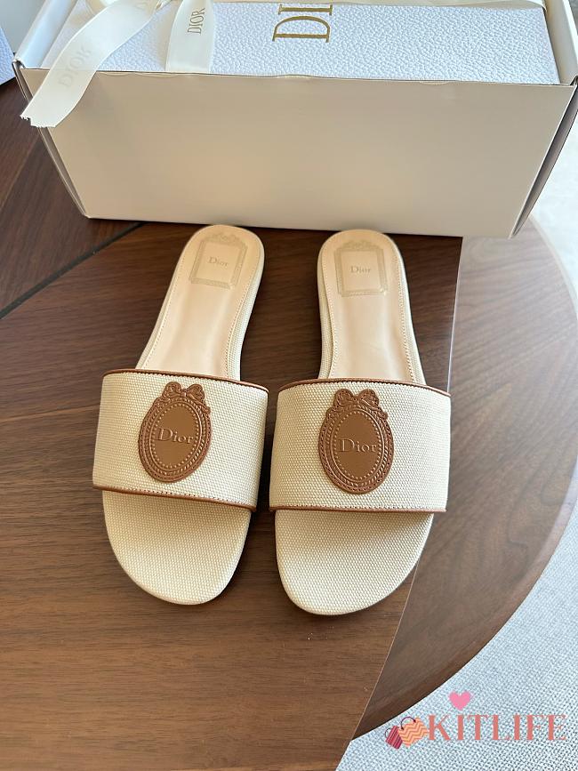 Kitlife Dior Dioriviera Médaillon Slide Natural Embroidered Cotton and Cognac Brown Calfskin - 1