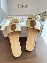 Kitlife Dior Dioriviera Médaillon Slide Natural Embroidered Cotton and Cognac Brown Calfskin - 3