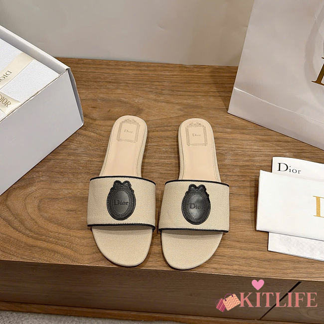 Kitlife Dior Dioriviera Médaillon Slide Natural Embroidered Cotton and Black Calfskin  - 1