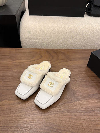 Kitlife Chanel 26P Square-toe Shearling-trimmer Mules White Leather