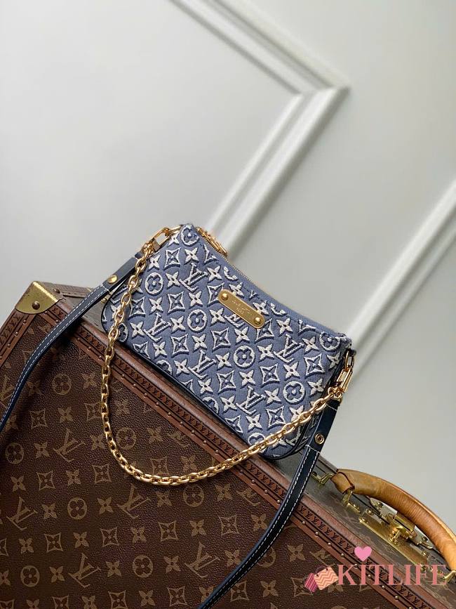 Kitlife Louis Vuitton Pochette Liv Bag Monogram Emblème Bleu M29895 13.5x6.5x24.5cm - 1