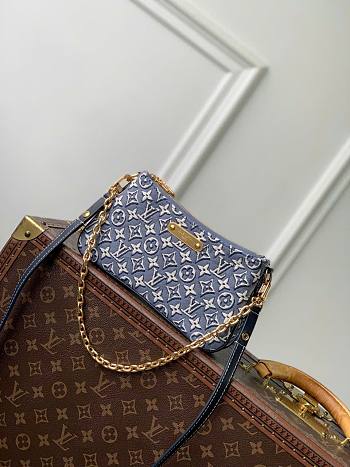 Kitlife Louis Vuitton Pochette Liv Bag Monogram Emblème Bleu M29895 13.5x6.5x24.5cm