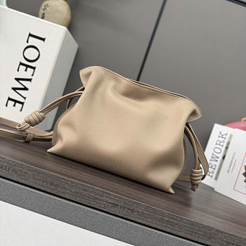 Kitlife Loewe Flamenco Clutch in Cream Nappa Calfskin 262355 23x18x9cm
