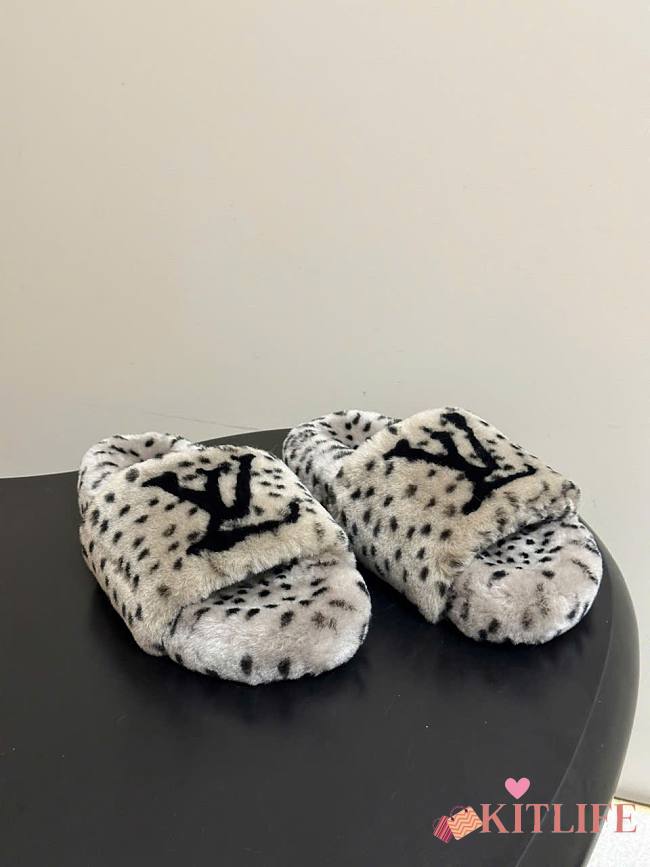 Kitlife Louis Vuitton Shearling Platform Slippers Gray & Black  - 1