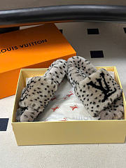 Kitlife Louis Vuitton Shearling Platform Slippers Gray & Black  - 4