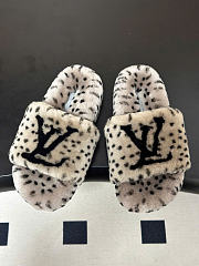 Kitlife Louis Vuitton Shearling Platform Slippers Gray & Black  - 3