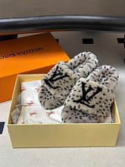 Kitlife Louis Vuitton Shearling Platform Slippers Gray & Black  - 2