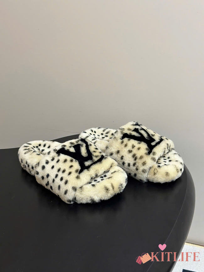 Kitlife Louis Vuitton Shearling Platform Slippers Beige & Black  - 1