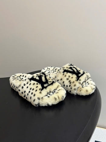 Kitlife Louis Vuitton Shearling Platform Slippers Beige & Black 