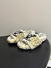 Kitlife Louis Vuitton Shearling Platform Slippers Beige & Black  - 6