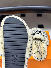 Kitlife Louis Vuitton Shearling Platform Slippers Beige & Black  - 5