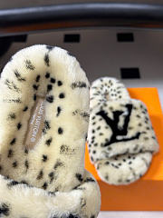Kitlife Louis Vuitton Shearling Platform Slippers Beige & Black  - 4