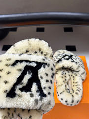 Kitlife Louis Vuitton Shearling Platform Slippers Beige & Black  - 3