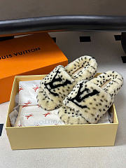 Kitlife Louis Vuitton Shearling Platform Slippers Beige & Black  - 2