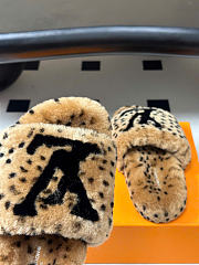 Kitlife Louis Vuitton Shearling Platform Slippers Brown & Black  - 5