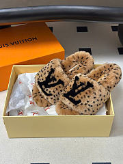 Kitlife Louis Vuitton Shearling Platform Slippers Brown & Black  - 4