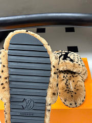 Kitlife Louis Vuitton Shearling Platform Slippers Brown & Black  - 3