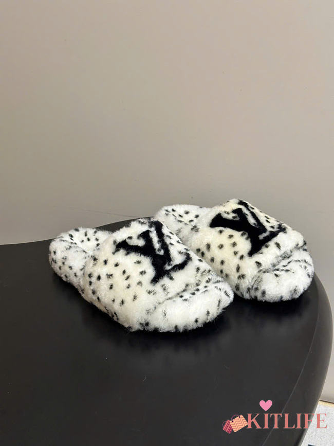 Kitlife Louis Vuitton Shearling Platform Slippers White & Black - 1