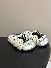Kitlife Louis Vuitton Shearling Platform Slippers White & Black - 1
