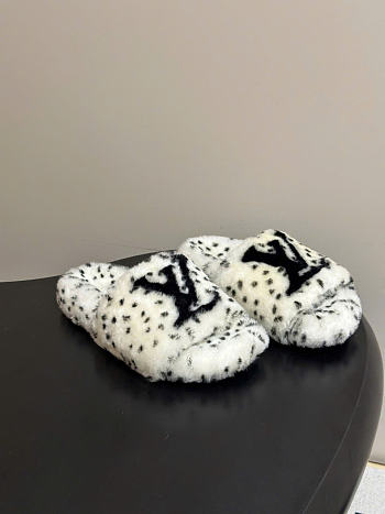 Kitlife Louis Vuitton Shearling Platform Slippers White & Black