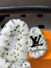 Kitlife Louis Vuitton Shearling Platform Slippers White & Black - 4