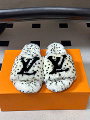 Kitlife Louis Vuitton Shearling Platform Slippers White & Black - 2