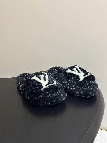 Kitlife Louis Vuitton Shearling Platform Slippers Black & White