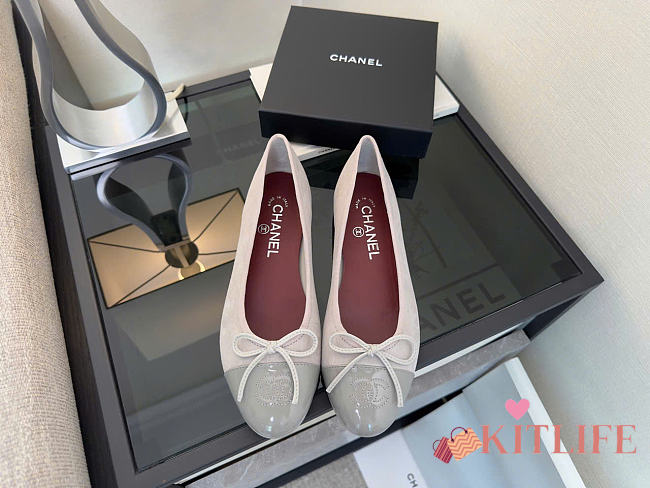 Kitlife Chanel Quilted Leather CC Logo Classic Cap Toe Ballet Flat Shoes Gray Suede & Patent Leather  - 1