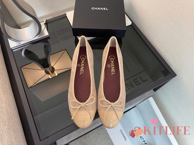 Kitlife Chanel Quilted Leather CC Logo Classic Cap Toe Ballet Flat Shoes Beige Suede & Patent Leather  - 1