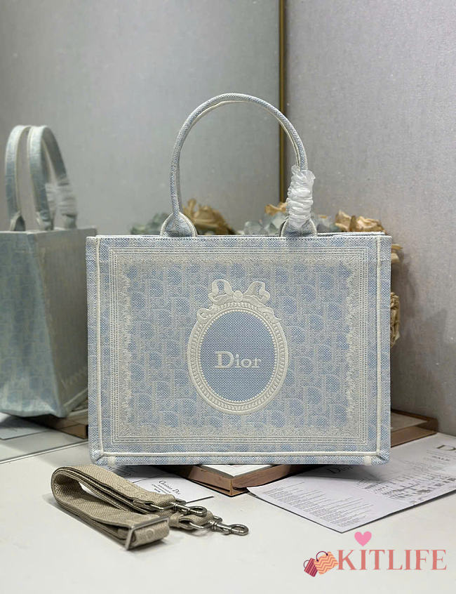 Kitlife Dior Medium Book Tote with Strap Céleste Blue Dior Oblique Washed Embroidery and Ecru Dior Médaillon 36x27.5x16.5cm - 1