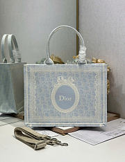 Kitlife Dior Medium Book Tote with Strap Céleste Blue Dior Oblique Washed Embroidery and Ecru Dior Médaillon 36x27.5x16.5cm - 1