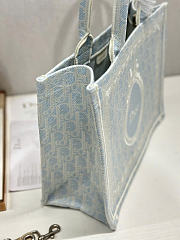 Kitlife Dior Medium Book Tote with Strap Céleste Blue Dior Oblique Washed Embroidery and Ecru Dior Médaillon 36x27.5x16.5cm - 6