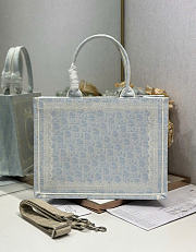 Kitlife Dior Medium Book Tote with Strap Céleste Blue Dior Oblique Washed Embroidery and Ecru Dior Médaillon 36x27.5x16.5cm - 5