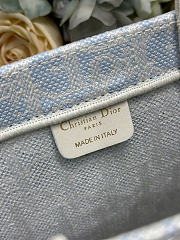 Kitlife Dior Medium Book Tote with Strap Céleste Blue Dior Oblique Washed Embroidery and Ecru Dior Médaillon 36x27.5x16.5cm - 4